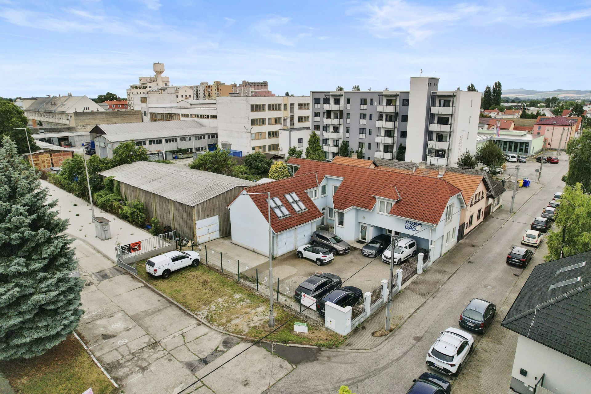 Na predaj budova – kancelárske priestory 313 m2, skladová hala 339 m2, pozemok 934 m2, Piešťany