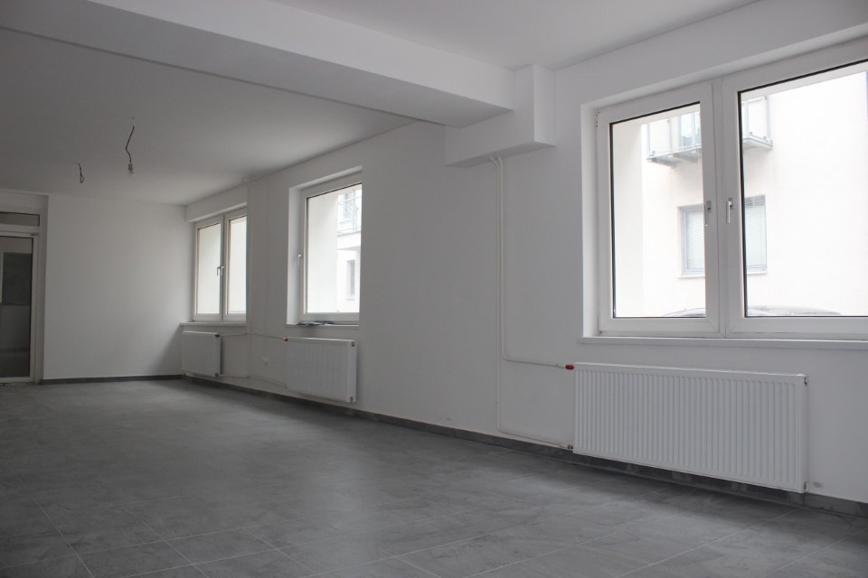 Kancelárske/obchodné priestory 52 m2 + parkovacie státie, Piešťany
