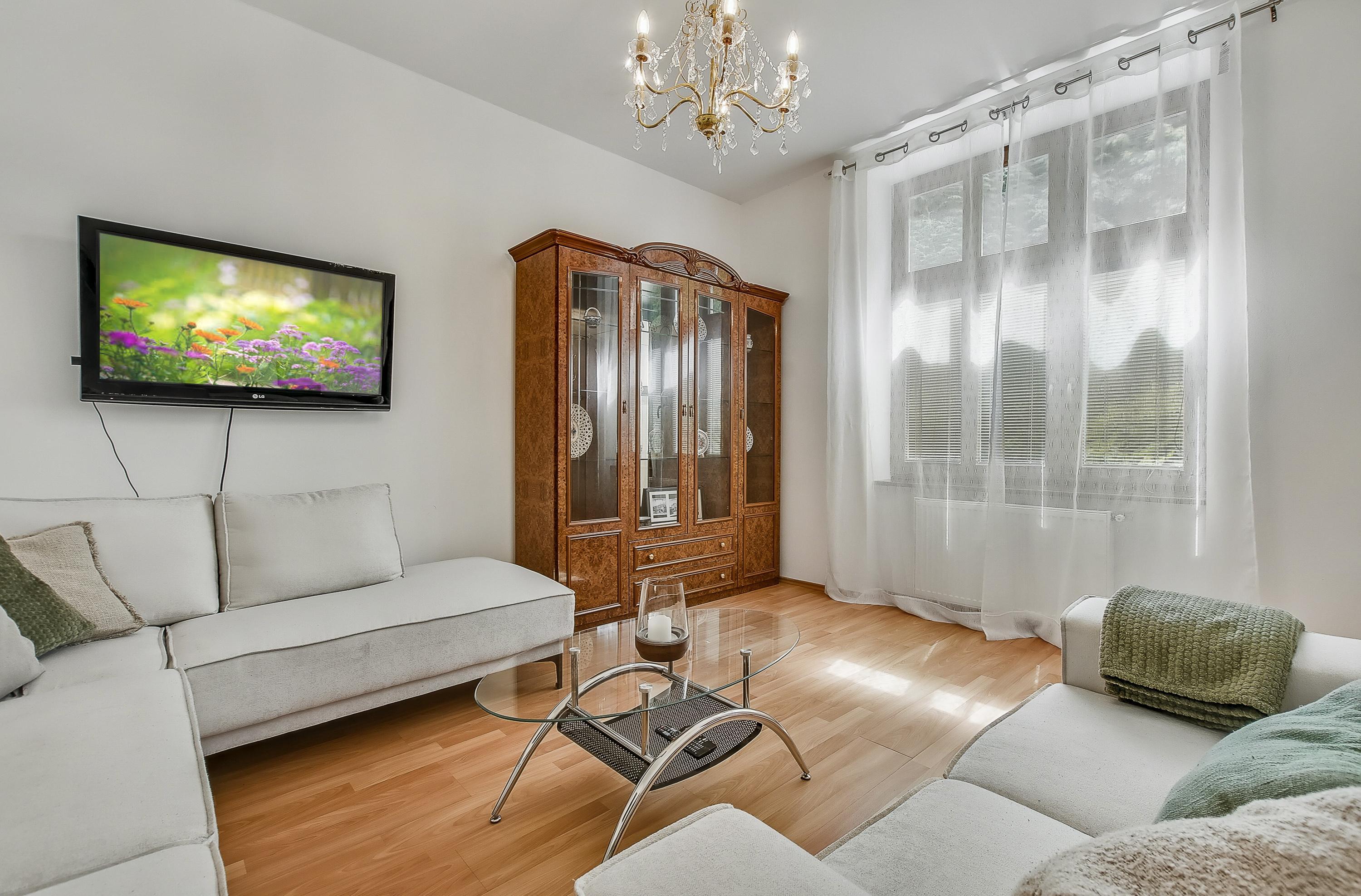 Prenájom krásneho meštianskeho 2-izbového bytu, v centre mesta Piešťany, Winterova, 62 m2