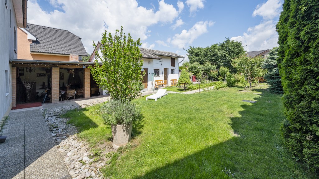 Predaj priestranný rodinný dom v Hornej Strede s pozemkom 512 m2, Piešťany