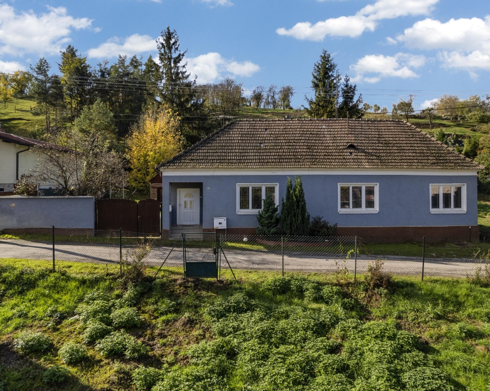Na predaj rodinný dom v obci Ratnovce, s krásnym a rozľahlým pozemkom 2587 m2