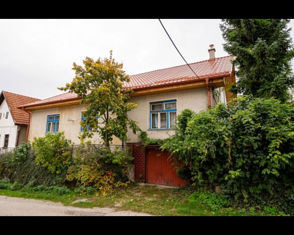 Na predaj 4-izbový rodinný dom obci Petrova Lehota, s priestranným  pozemkom 908 m2, Trenčín