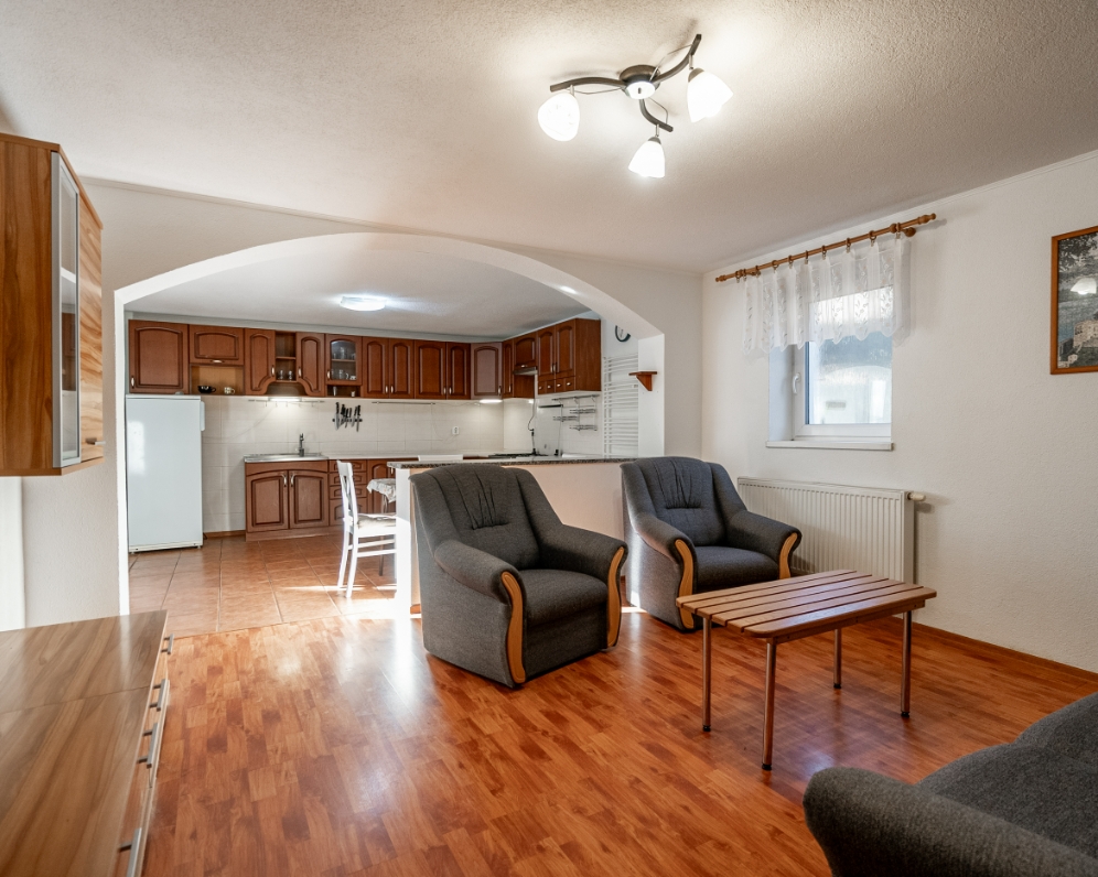 Na predaj 4-izbový rodinný dom v obci Prašice, s pozemkom 2682 m2