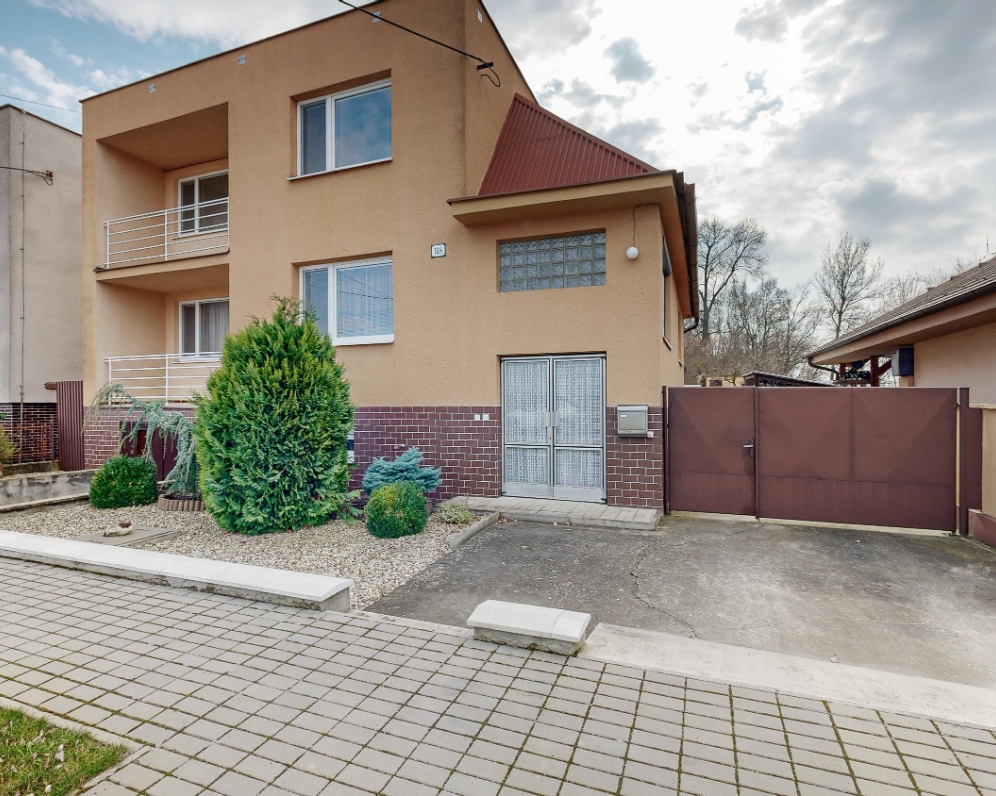Na predaj priestranný 5-izbový rodinný dom s pozemkom 557 m2, Pobedim