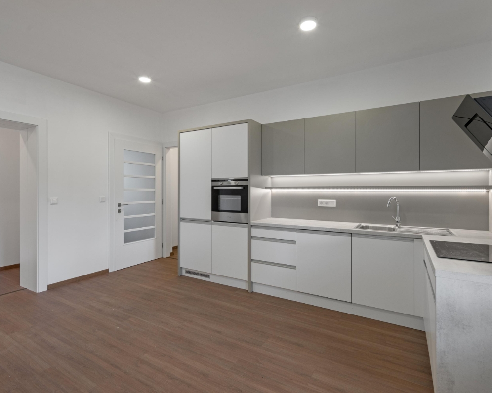 Predaj 3-izbový byt v centre mesta Piešťany, 95 m2, s predzáhradkou 32 m2