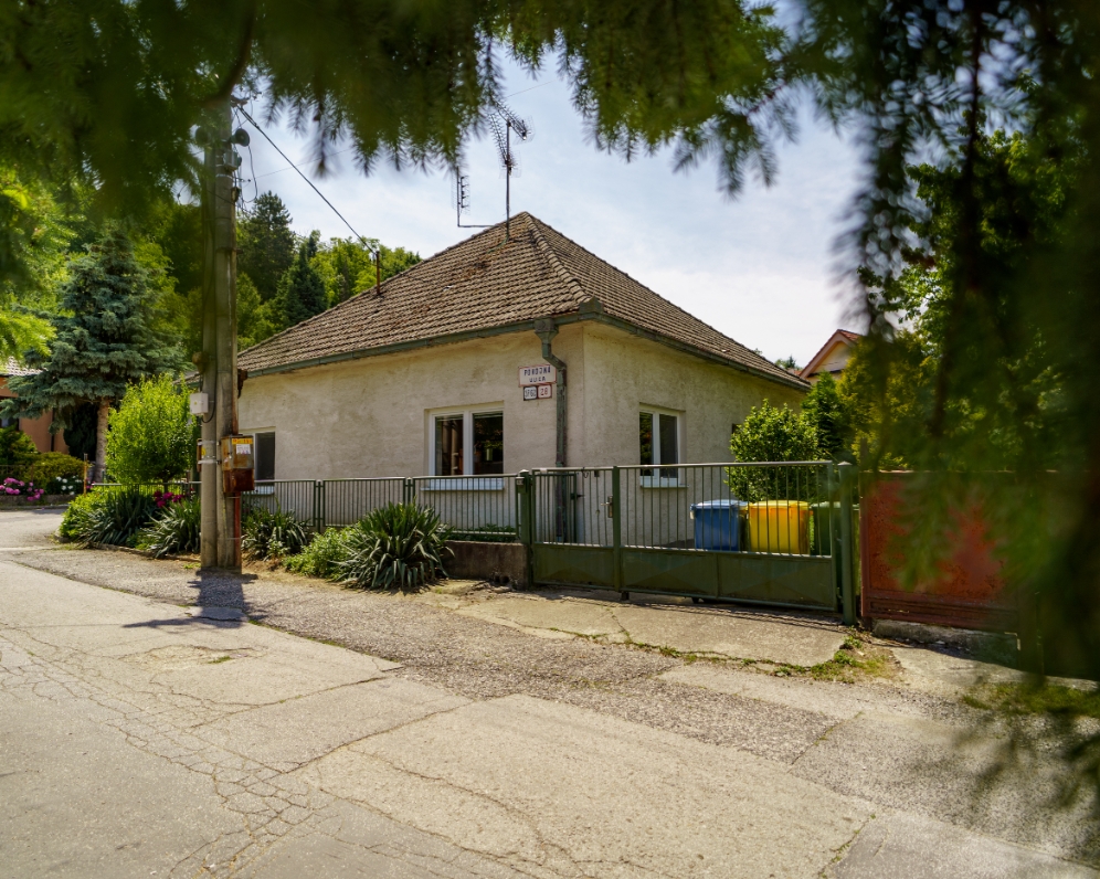 Na predaj rodinný dom v obci Banka, s pozemkom 333 m2